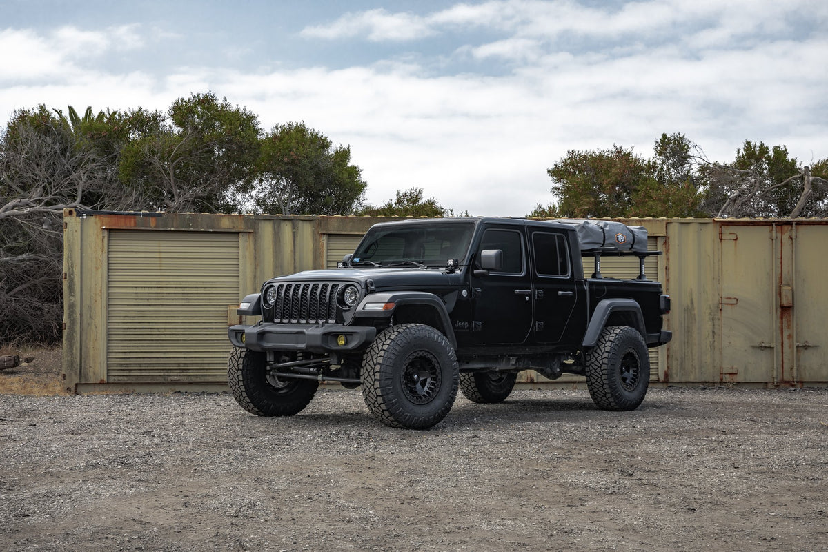 Fuel Off-Road D118 Warp Beadlock Matte Black on a Jeep Gladiator