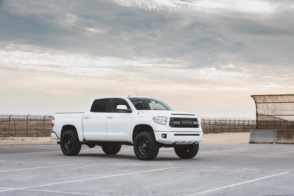 Fuel Off-Road D561 Crush Gloss Machined Double Dark Tint on a Toyota Tundra