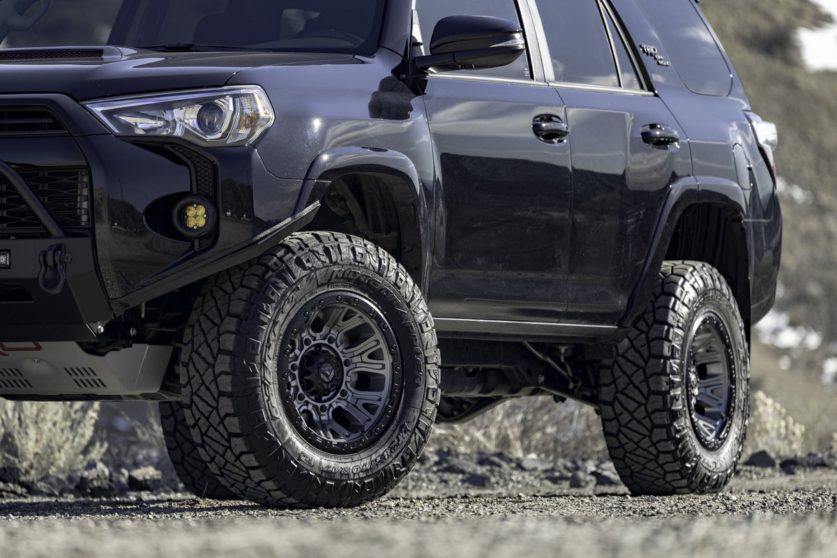 Fuel Off-Road D825 Traction Matte Gunmetal with Black Ring on a Toyota 4Runner