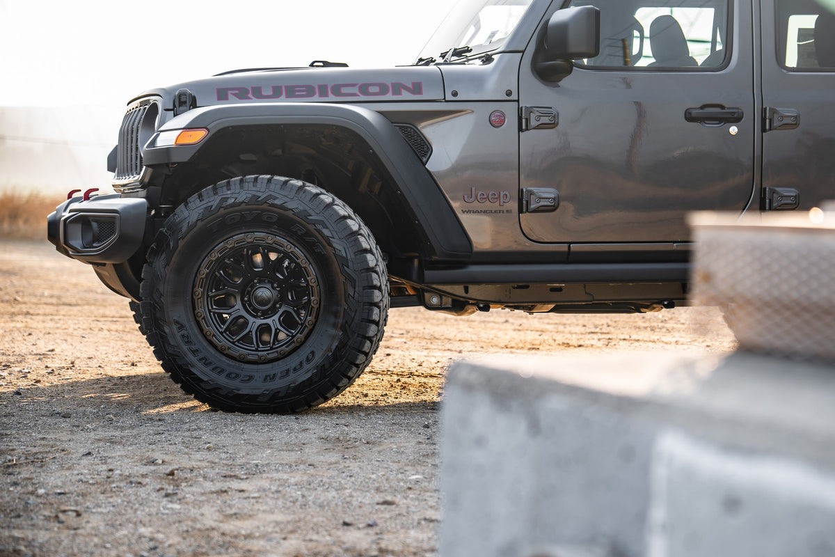 Fuel Off-Road FC881 Surge Matte Black with Gloss Black Lip on a Jeep Wrangler