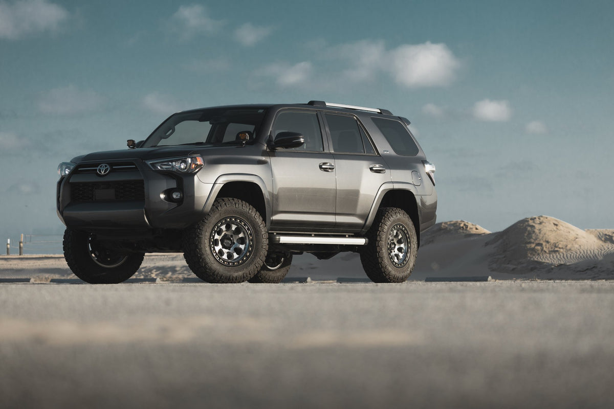 KMC KM550 Riot SBL Machined with Satin Black Lip on a Toyota 4Runner