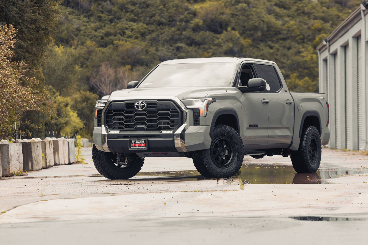 KMC KM550 Riot SBL Satin Black on a Toyota Tundra