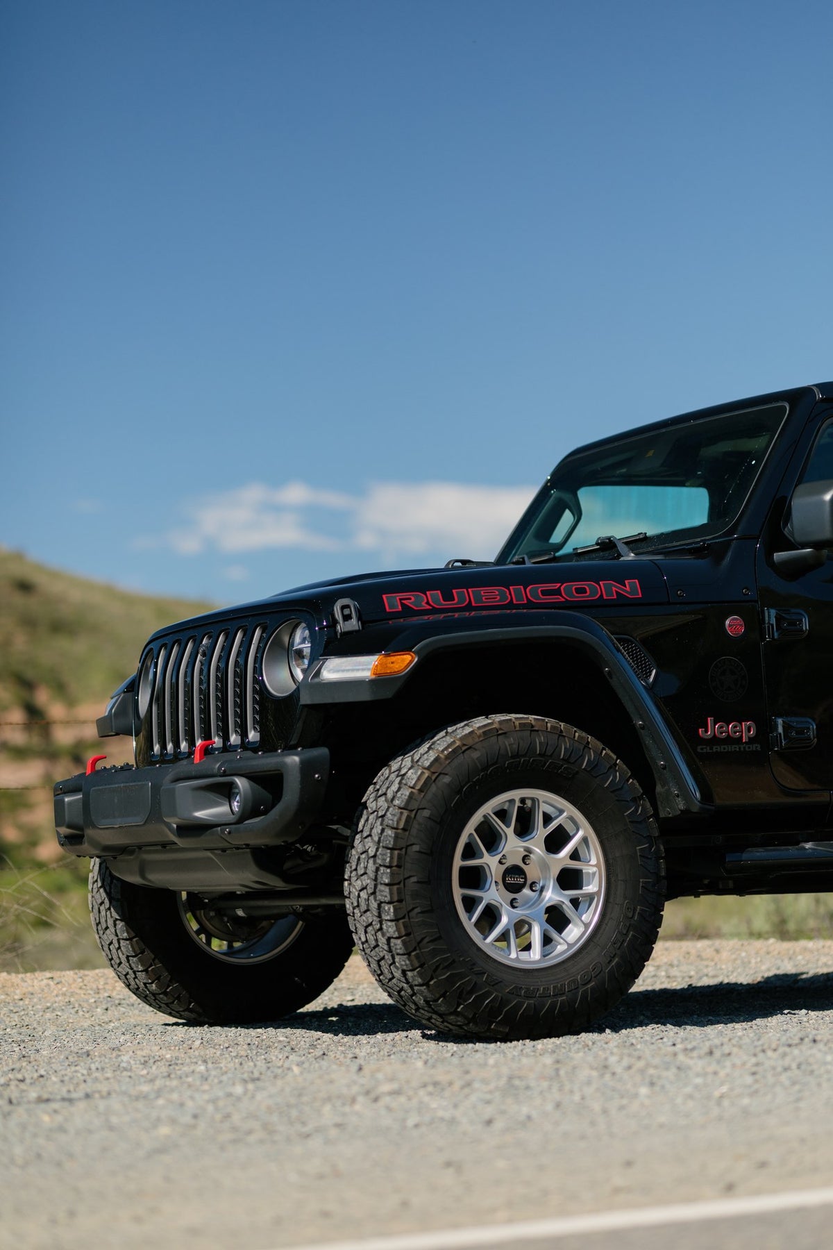 KMC KM730 Hatchet Gloss Silver with Machined Face on a Jeep Gladiator