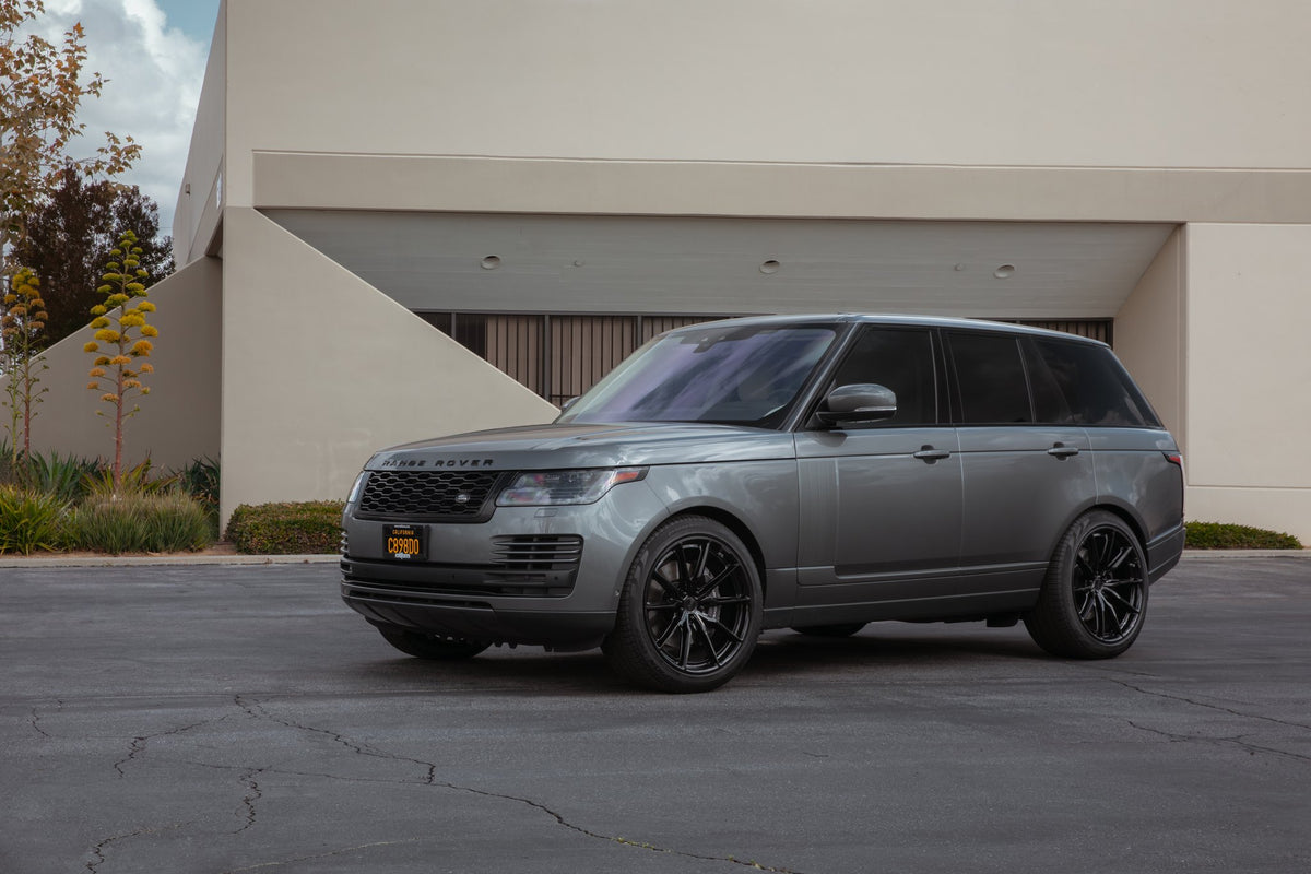 Niche M240 Rainier Gloss Black on a 2021 Range Rover