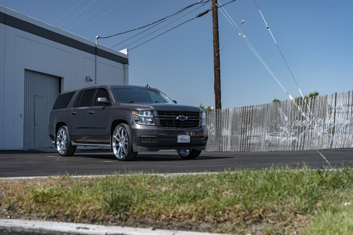 Status Mammoth Chrome on a Chevy Suburban